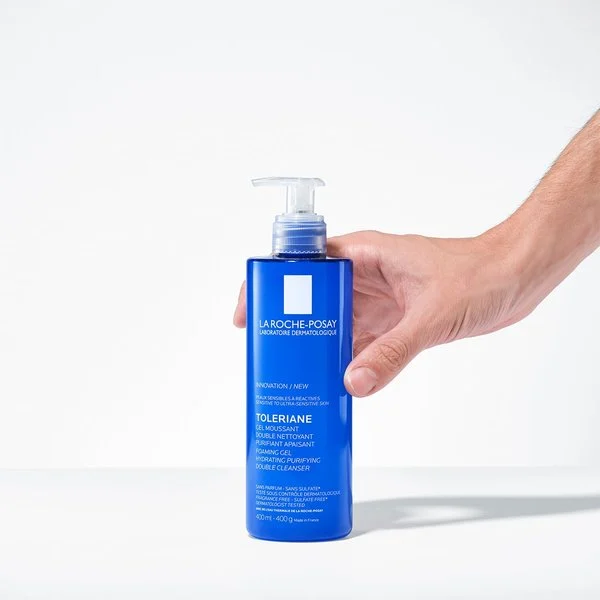 lrp-toleriane-foam-in-gel-hydrating-purifying-double-cleanser-hand La Roche-Posay Toleriane Gel Espumoso 400ml - Imagen 1